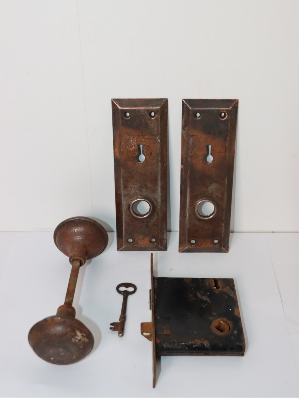 Antique-Style Rust Brown Door Plate and Knob Set, (Working Lock And Key)